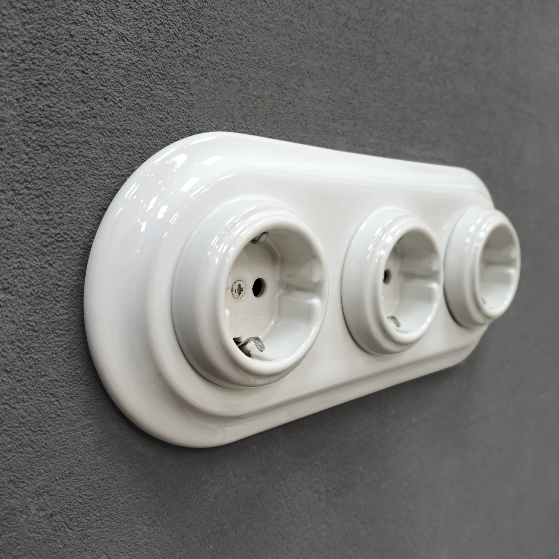 Triple SCHUKO porcelain socket, white, flush-mounted, side view