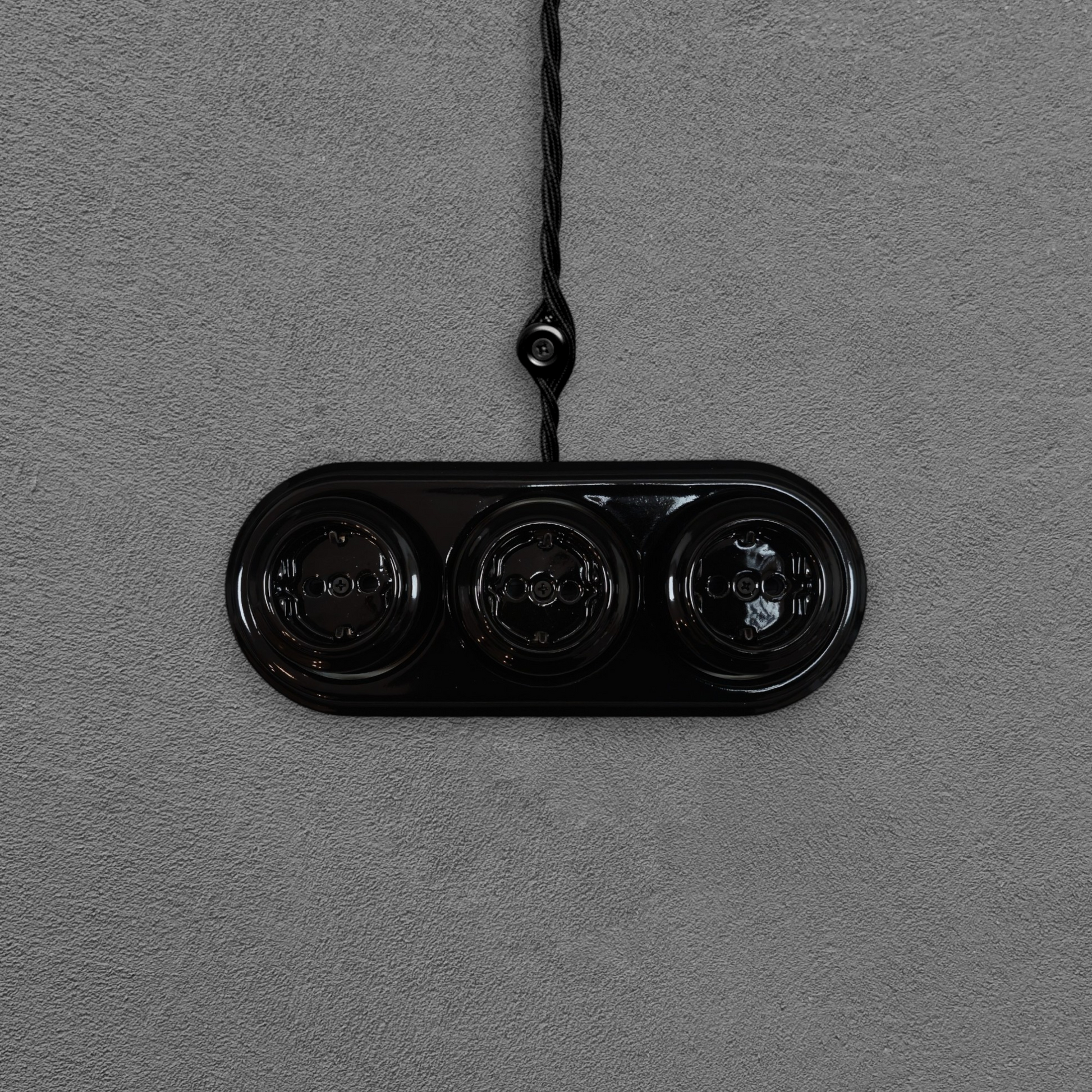 Triple SCHUKO porcelain socket, black, surface-mounted